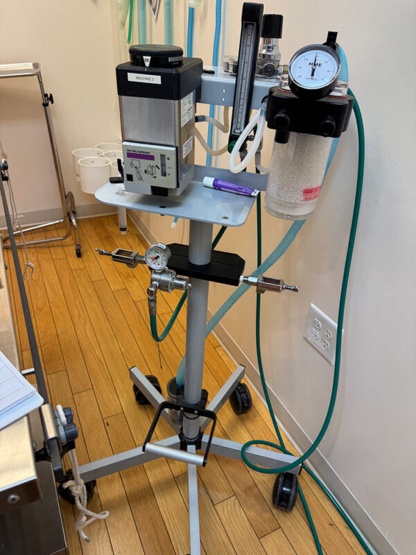 mhi-veterinary-anesthesia-machine-with-isoflurane-vaporizer